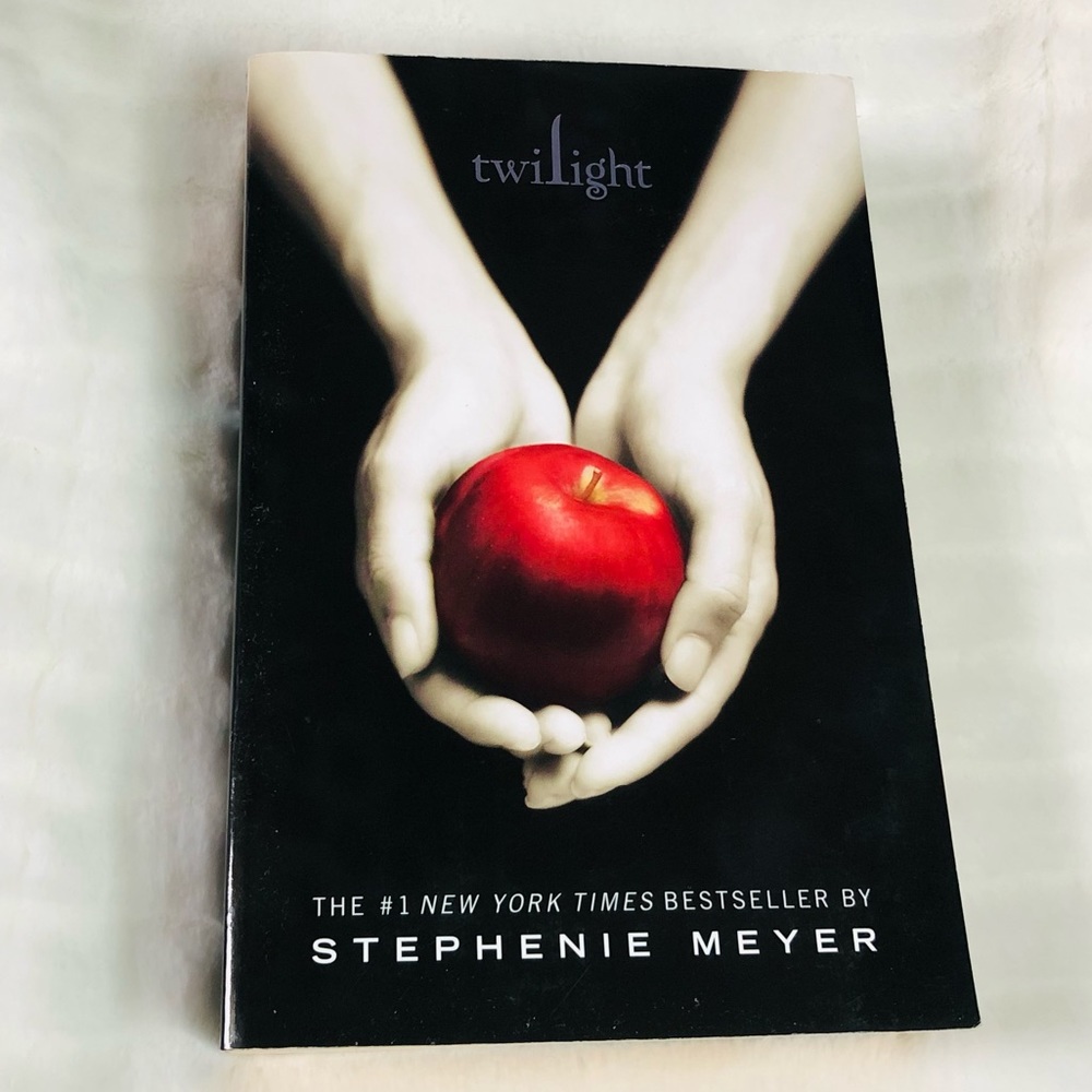 “TWILIGHT” by Stephenie Meyer 🍎